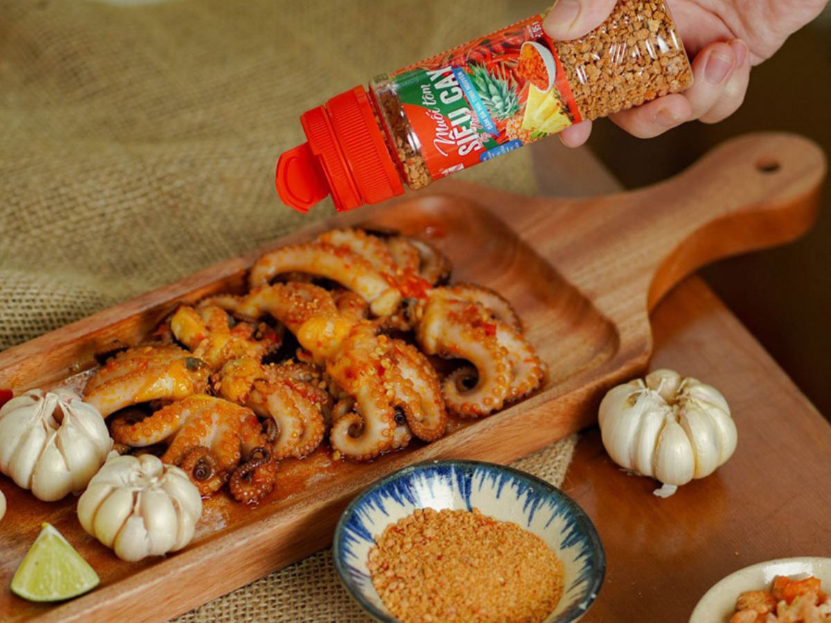 Muối tôm Tây Ninh được sử dụng là gia viện để chế biến nhiều món ăn.