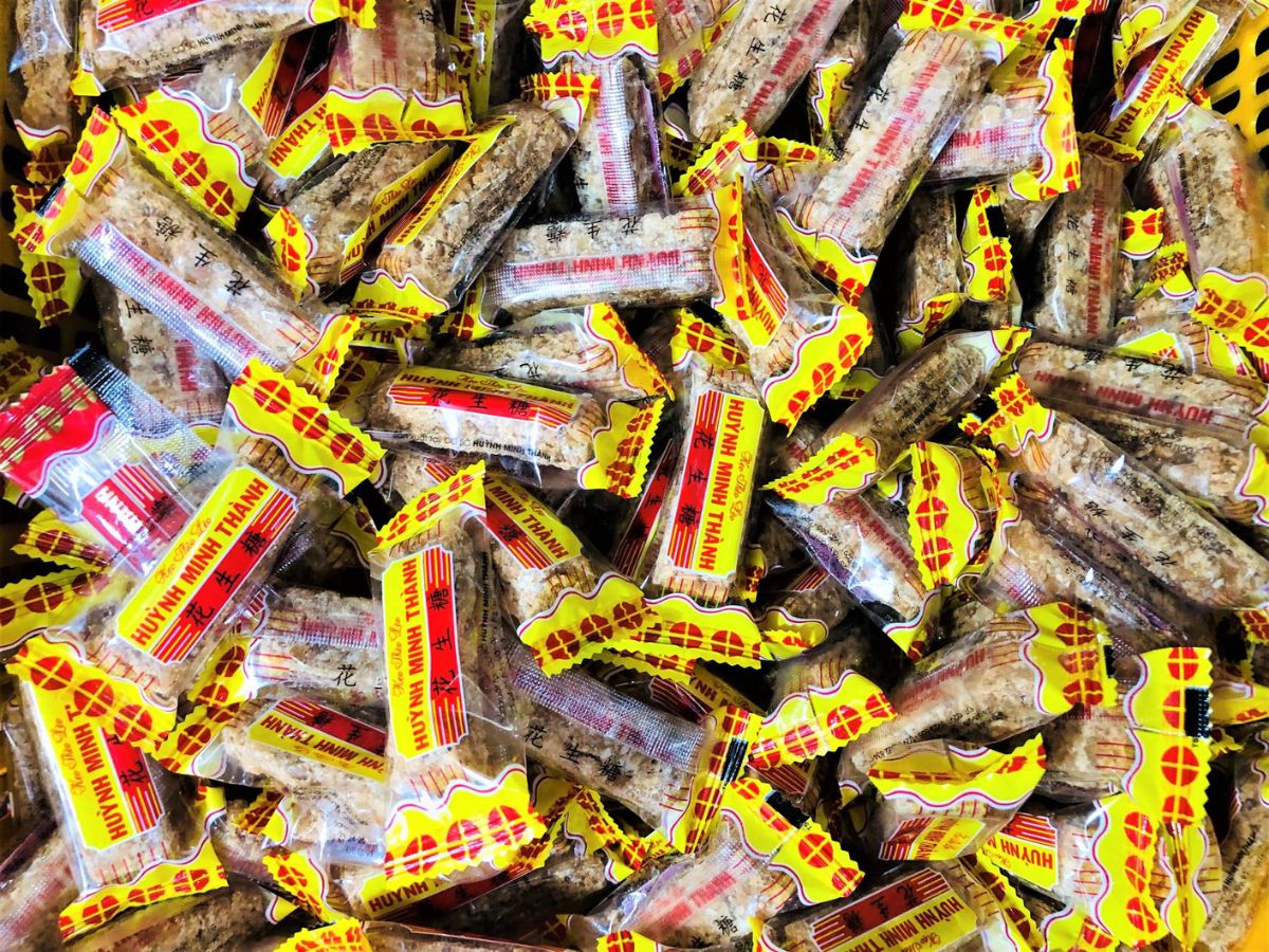 Mua kẹo Thèo Lèo Tây Ninh ở chợ hoặc các gian hàng OCOP.