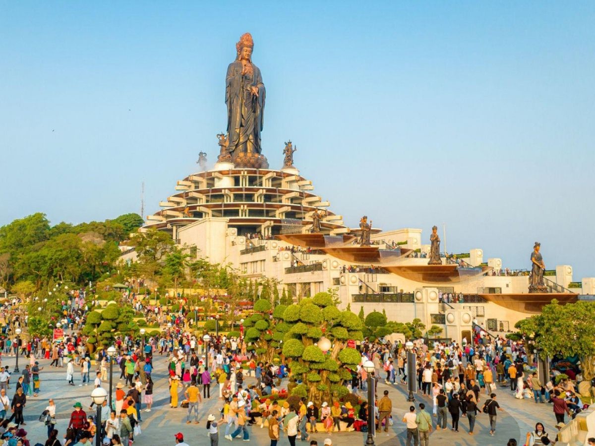 Kết hợp lễ chùa Bà và chinh phục núi Bà Đen, tham quan các công trình tâm linh trên đỉnh núi.