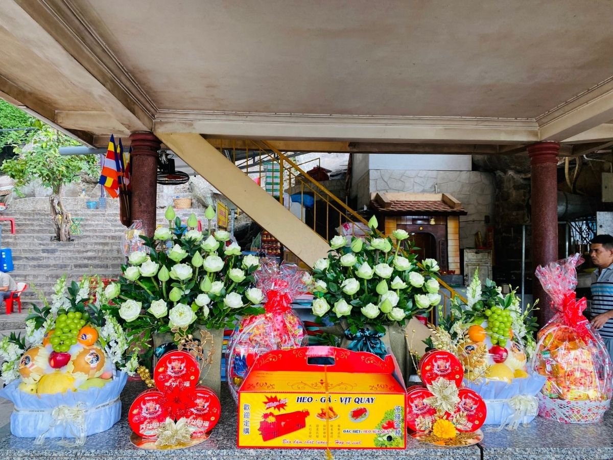 Chuẩn bị và dâng lễ nhẹ nhàng lên ban thờ đức Thánh Mẫu.