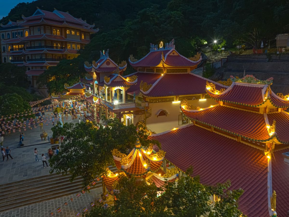 Chiêm bái chùa vào tối muộn trong không gian tĩnh lặng là trải nghiệm nên thử tại núi Bà Đen.