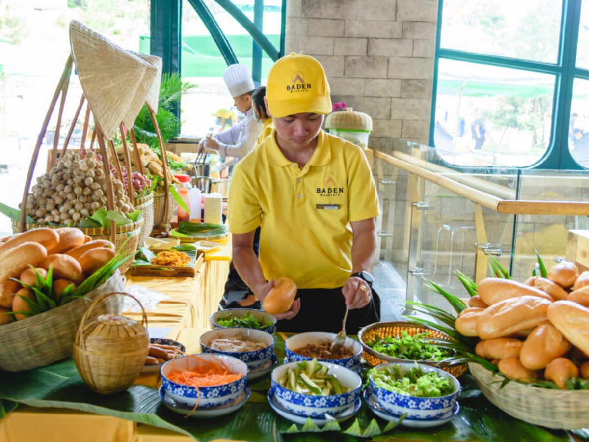 Ẩm thực ngay trên đỉnh núi Bà Đen phong phú lựa chọn chay mặn chuẩn vị địa phương.