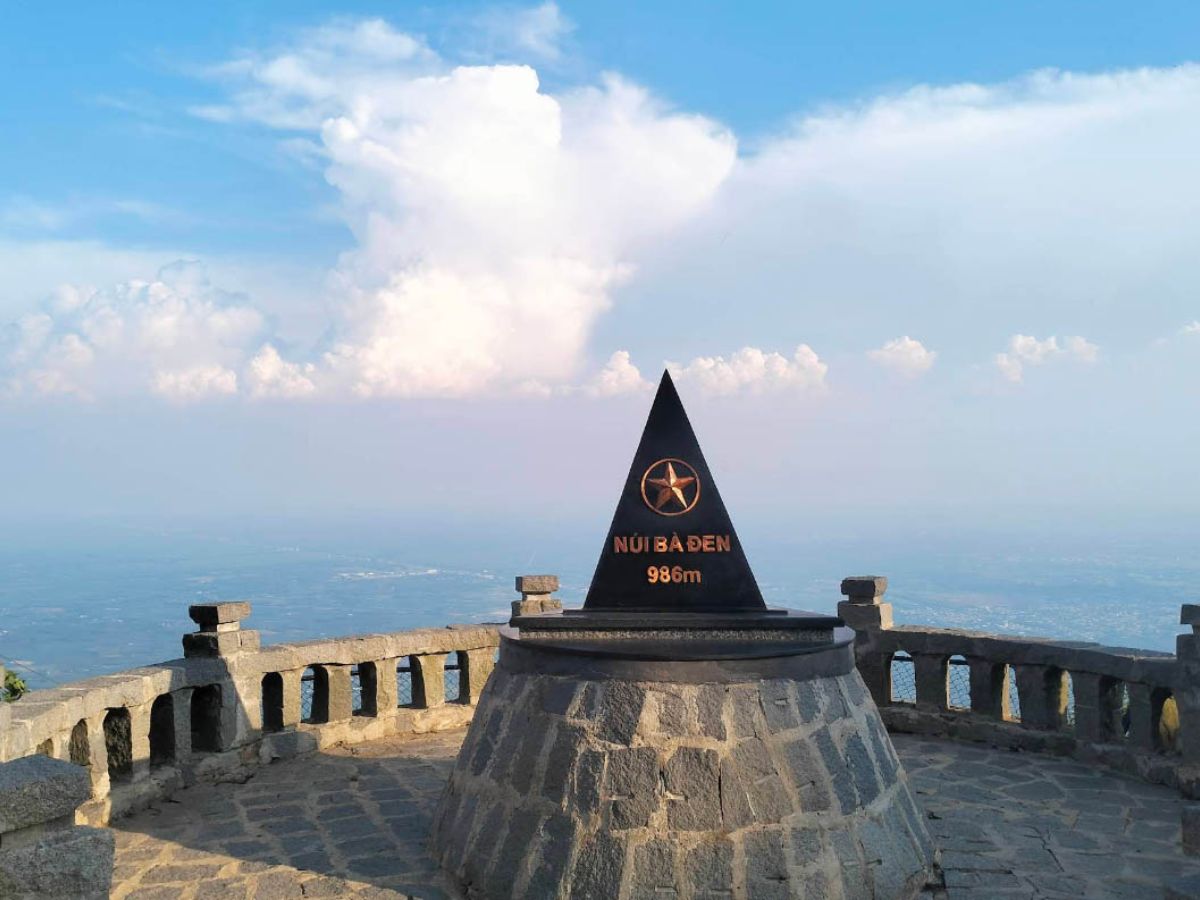Núi Bà Đen cao 986 m, cách TP.HCM khoảng 100 km.