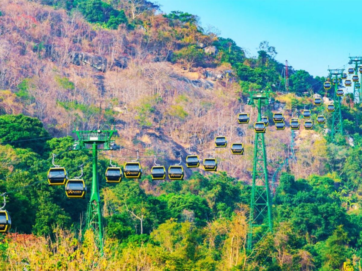 Cáp treo Sun World Ba Den Mountain hiện đại đưa du khách lên thẳng đỉnh núi.