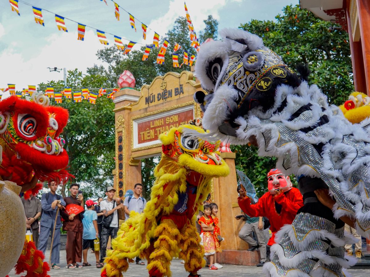 Việc thờ phụng Linh Sơn Thánh Mẫu thể hiện tinh thần nhân văn sâu sắc của người Việt.