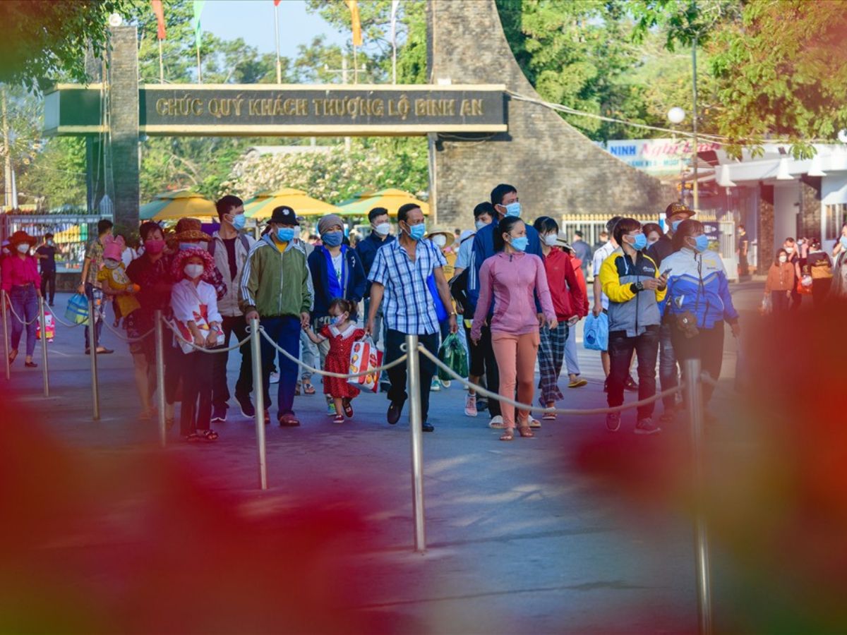 Chuẩn bị tham quan chiêm bái chùa và tượng phật với tâm thế trang nghiêm, trang phục phù hợp.