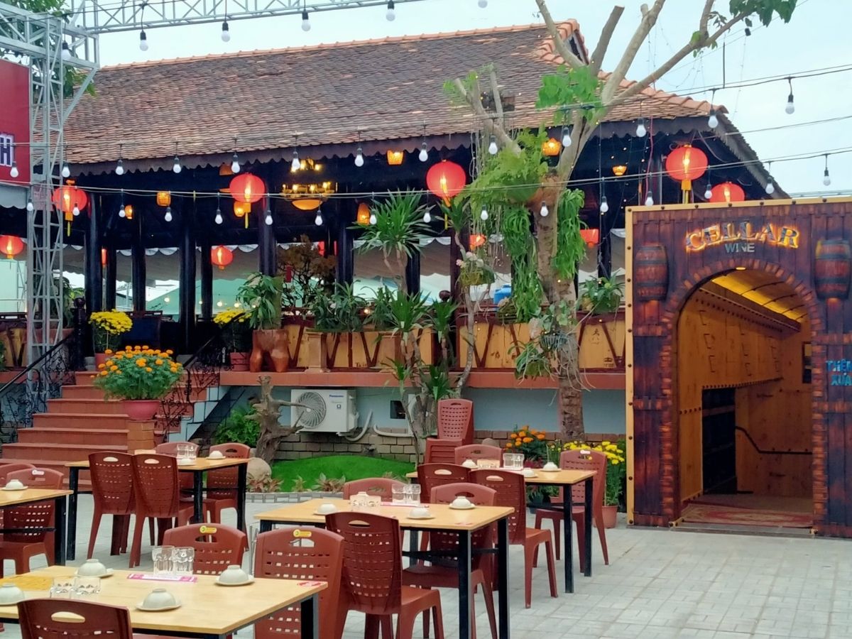 Nhà hàng Thềm Xưa với không gian truyền thống và nhiều món ăn gia đình quen thuộc.