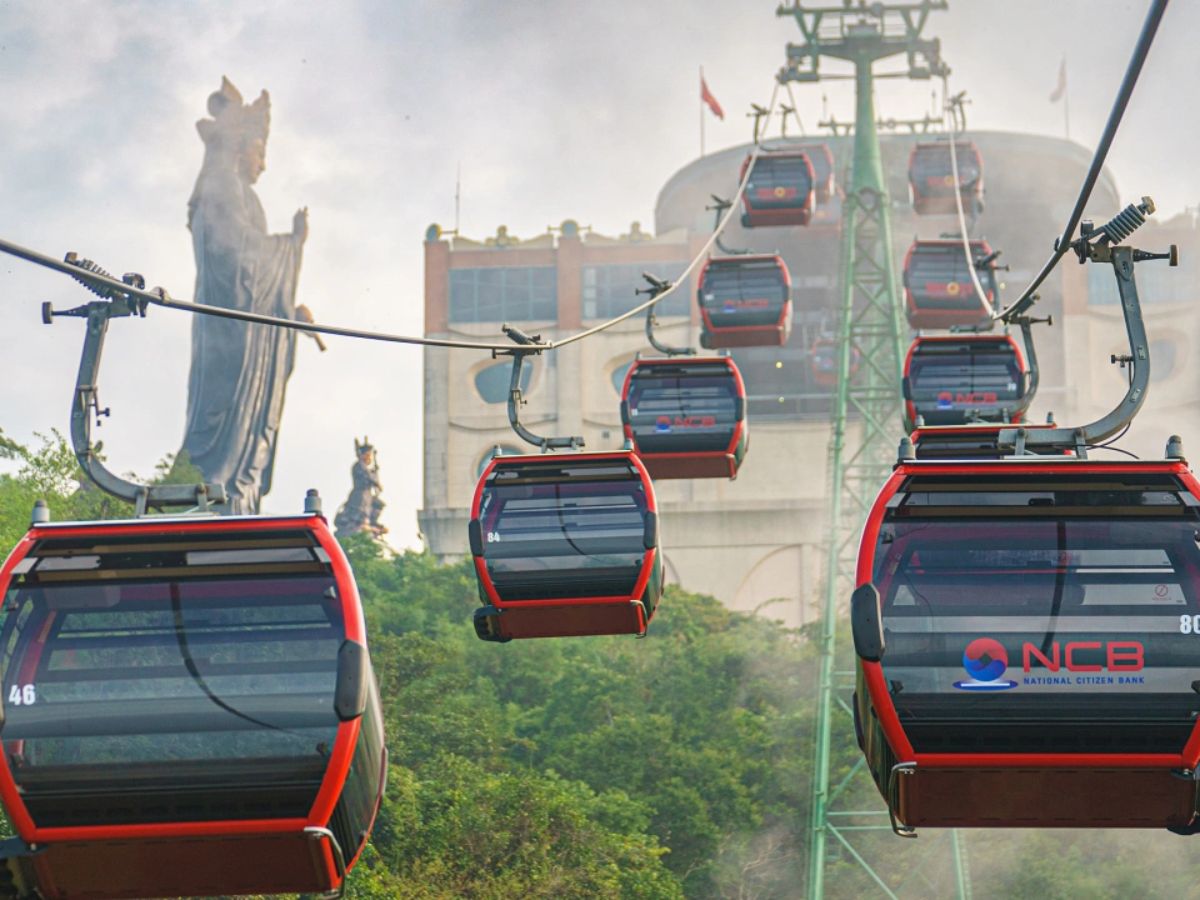 Du khách có thể chọn hành trình kết hợp hoặc đi cáp treo lên thẳng đỉnh núi.