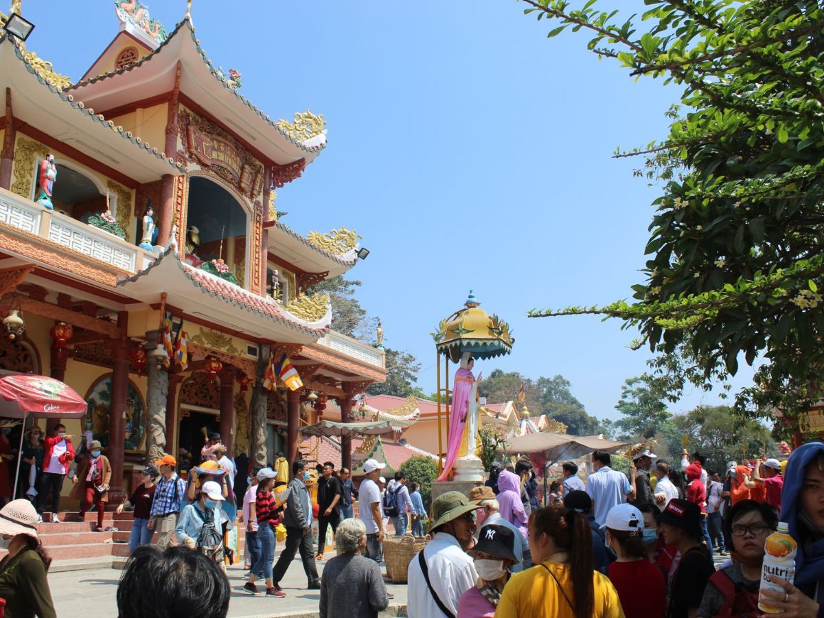 Lễ hội Núi Bà Đen diễn ra quanh năm, thu hút hàng triệu phật tử.