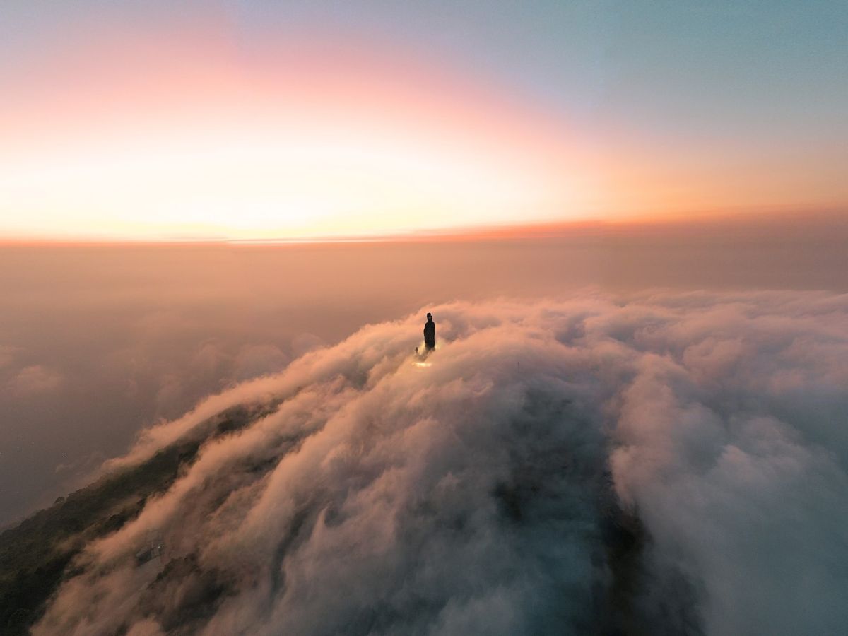 Săn mây trên đỉnh núi Bà Đen là một trải nghiệm khó quên khi đến nóc nhà Nam Bộ.