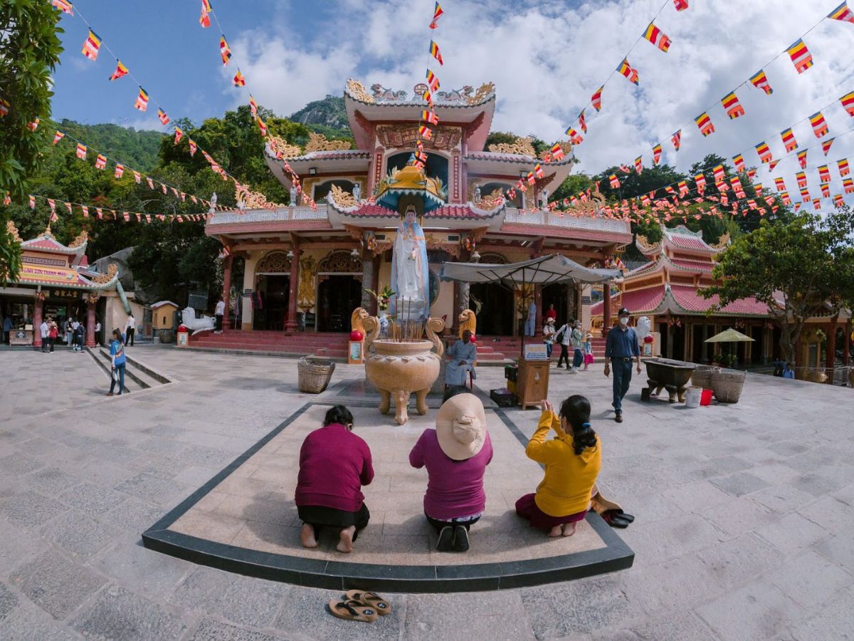 Lễ phật trên núi Bà Đen là dịp hành hương của nhiều phật tử khi đến Tây Ninh.