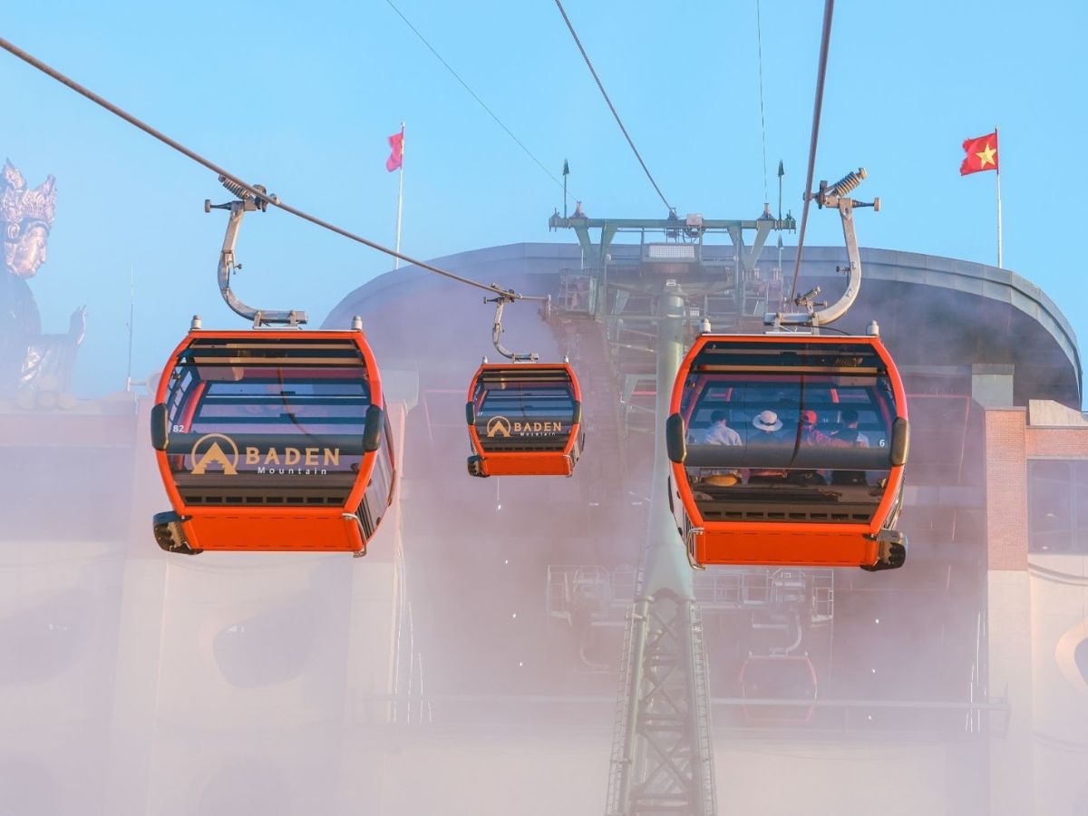 Hệ thống cáp treo tại Sun World Ba Den Mountain vận hành đều đặn mỗi ngày đưa du khách lên đỉnh hành hương.