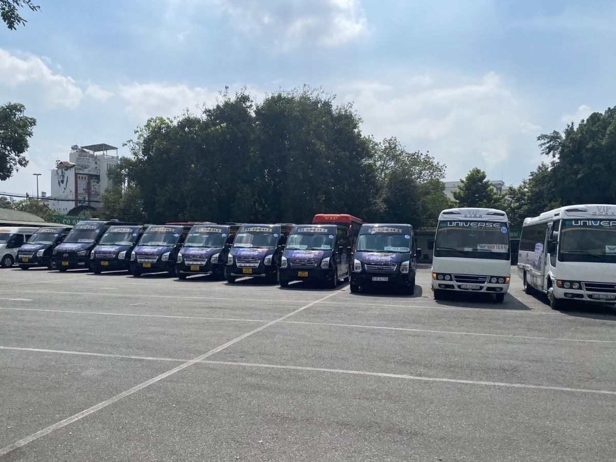 Du khách nên đặt xe qua ứng dụng hoặc website để chủ động cho chuyến đi.