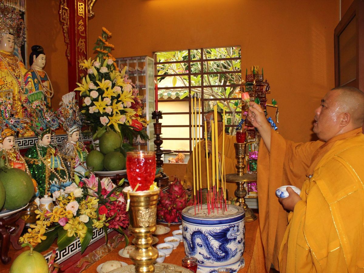 Không gian bên trong chùa Bà