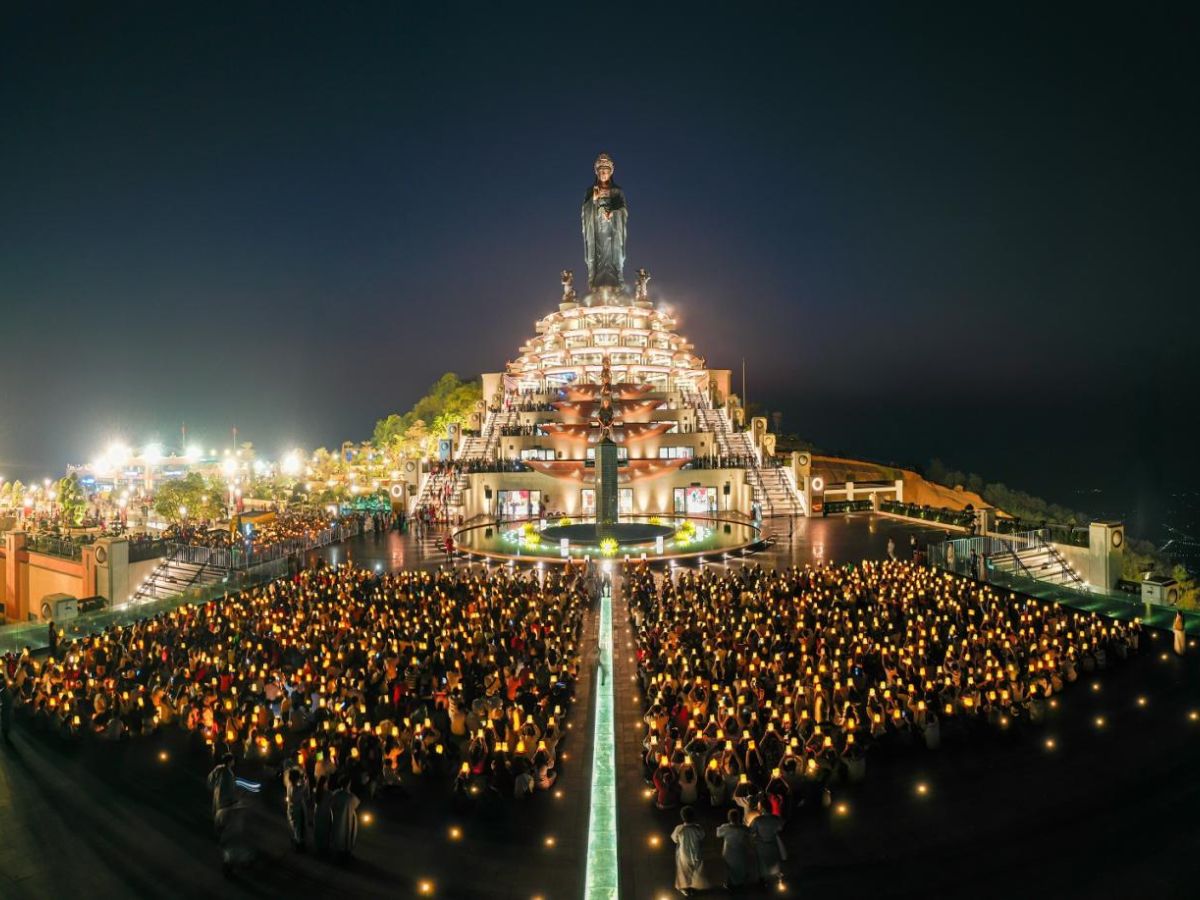 Du khách chọn thời gian phù hợp để tham gia dâng đăng tại đỉnh núi Bà Đen.