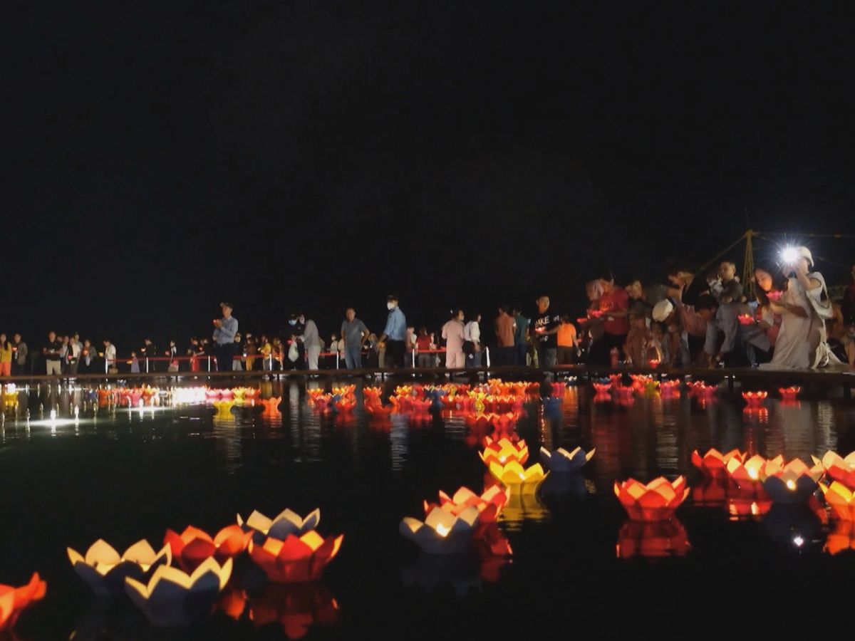 Lễ dâng đăng là nghi lễ cổ truyền của Phật Giáo.