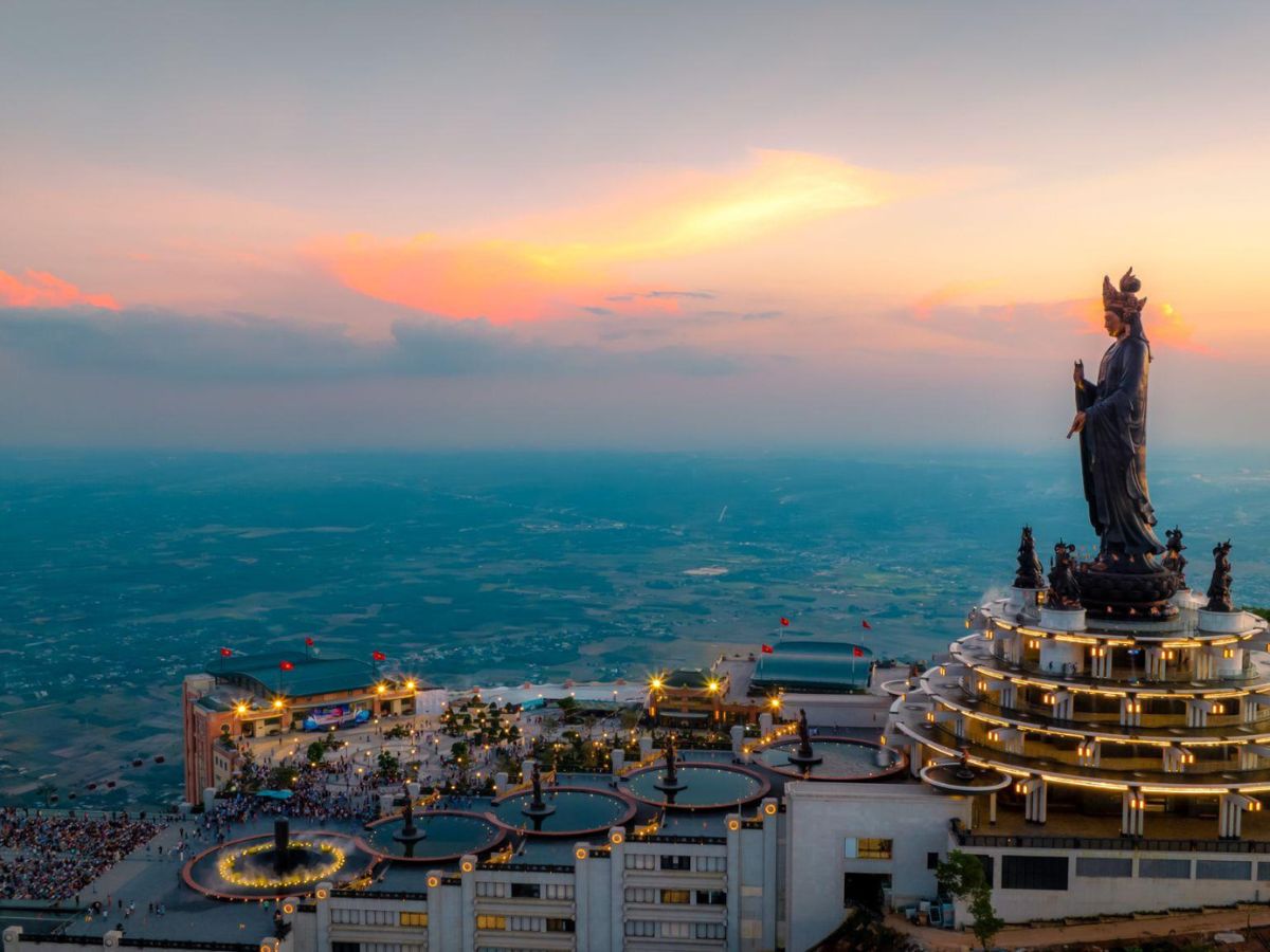 Du khách đi từ TP.HCM đi bến xe Tây Ninh để đến núi Bà Đen du lịch.