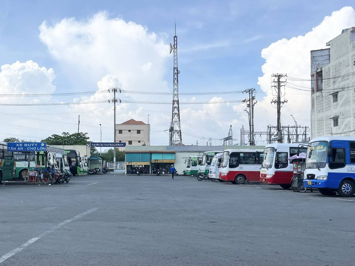 Nhiều xe khách từ TP.HCM đi bến xe Tây Ninh.