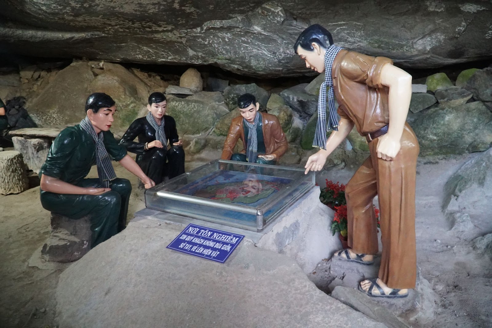 A group of statues recreates the activities of revolutionary soldiers in the Kim Quang cave.