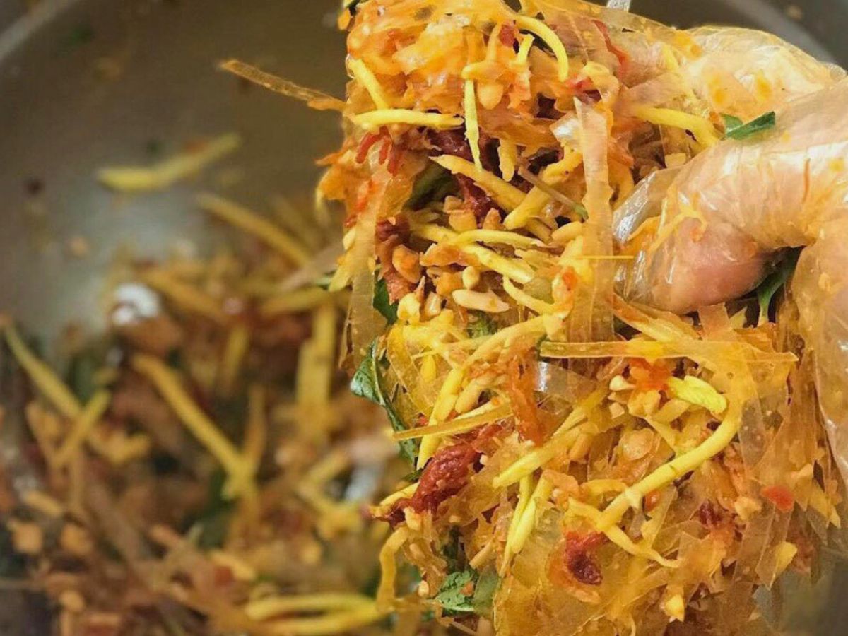 Bánh tráng trộn là món ăn vặt nổi tiếng Tây Ninh.