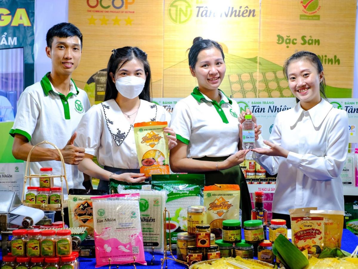 Mua bánh tráng Tây Ninh ở các gian hàng OCOP làm quà.