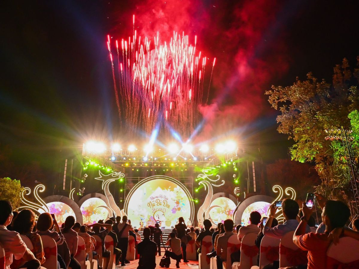 Chương trình bắn pháo hoa Tây Ninh Tết mang ý nghĩa khởi đầu may mắn, rực rỡ.