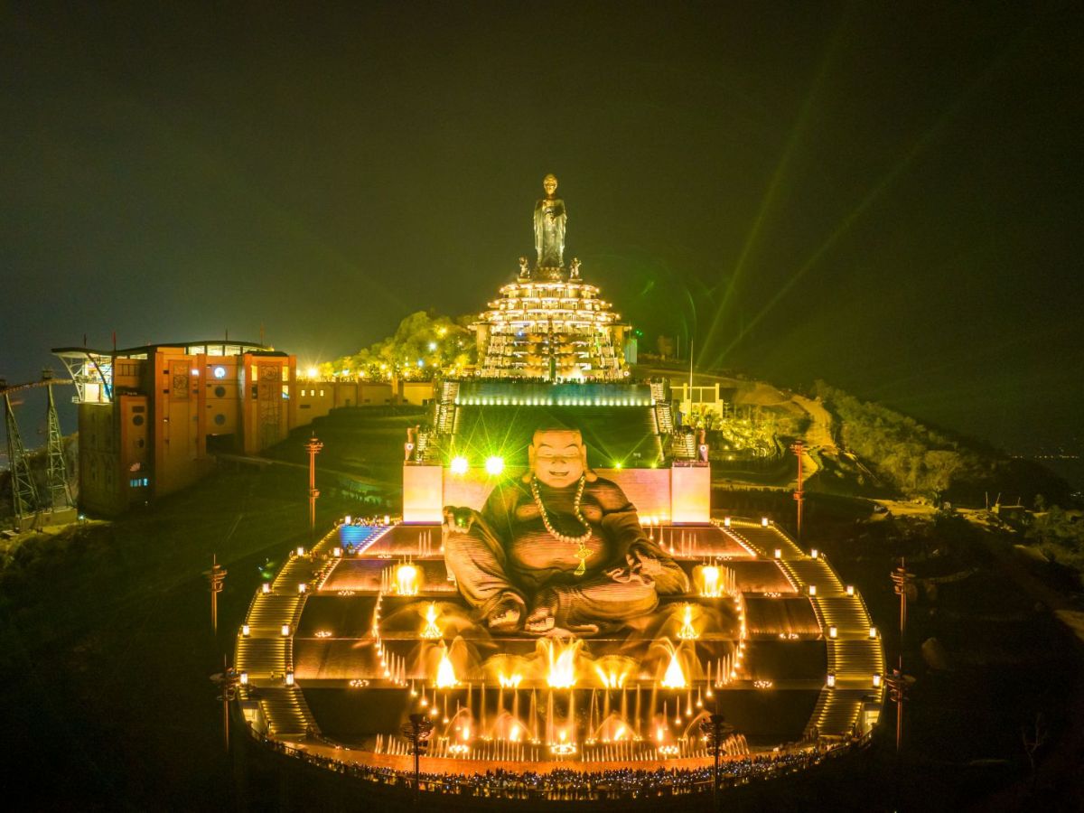 Hội Xuân Núi Bà Đen với lễ hội ánh sáng ấn tượng.