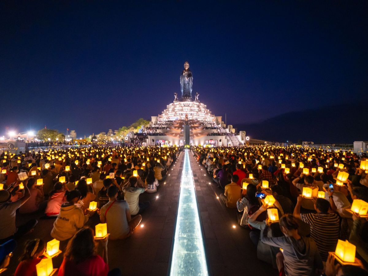 Lễ dâng đăng cũng là một sự kiện lớn dịp đầu năm, khởi đầu năm mới tại núi Bà Đen.