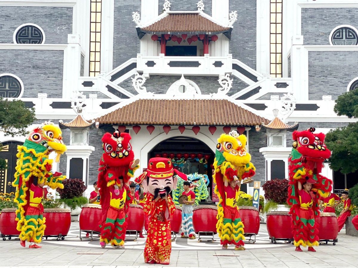 Du khách dạo chợ Xuân Tây Ninh để cảm nhận nhịp sống những ngày đầu năm.