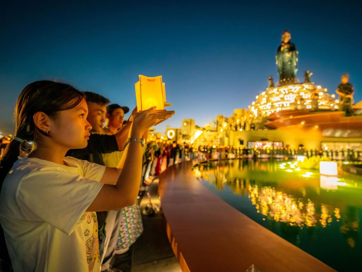 Lễ dâng đăng trong tour du xuân Núi Bà Đen luôn thu hút du khách thập phương.