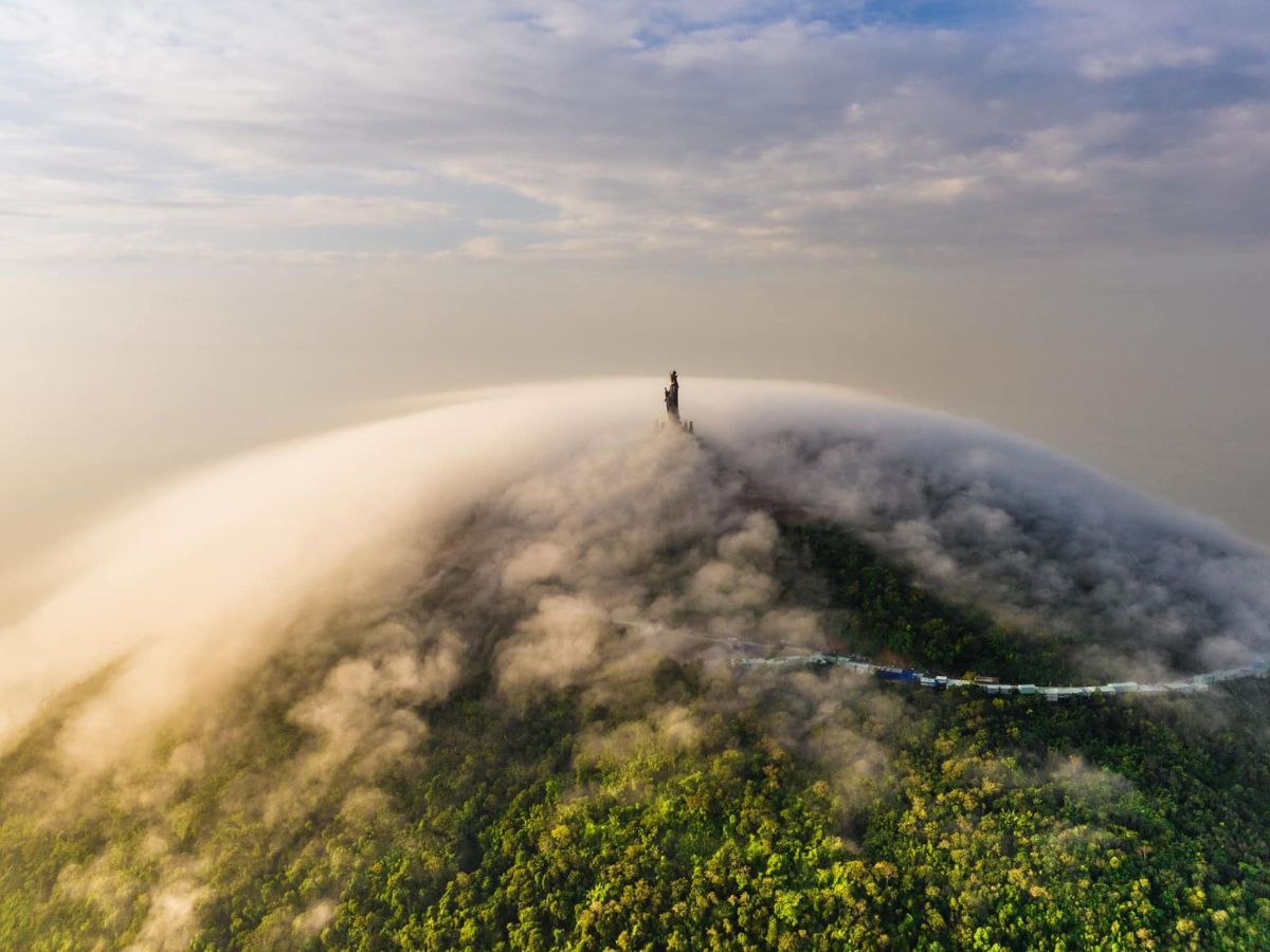 Núi Bà Đen Tây Ninh cách TP.HCM 100 km, là điểm đến thu hút của du khách đầu năm mới.