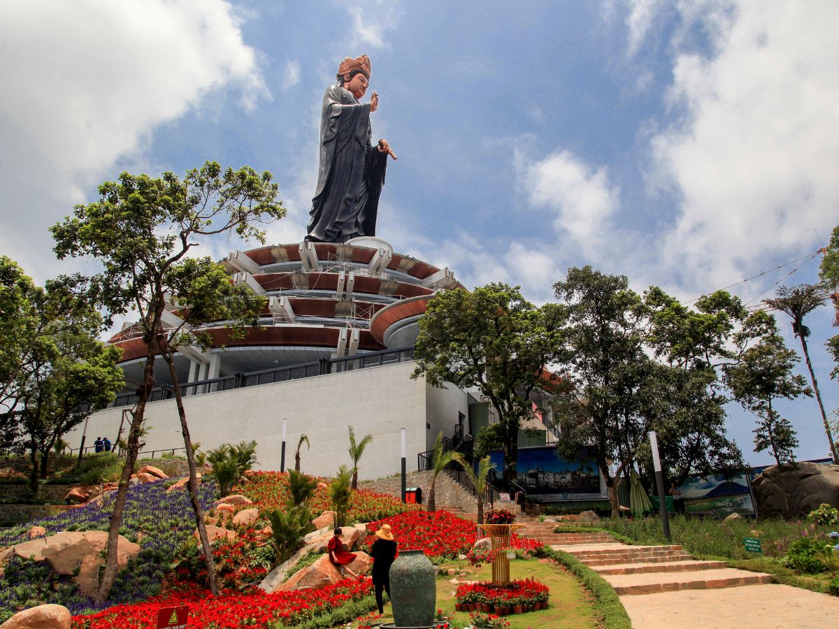Chiêm bái tượng Phật Bà cao 72 m trên đỉnh núi Bà Đen.