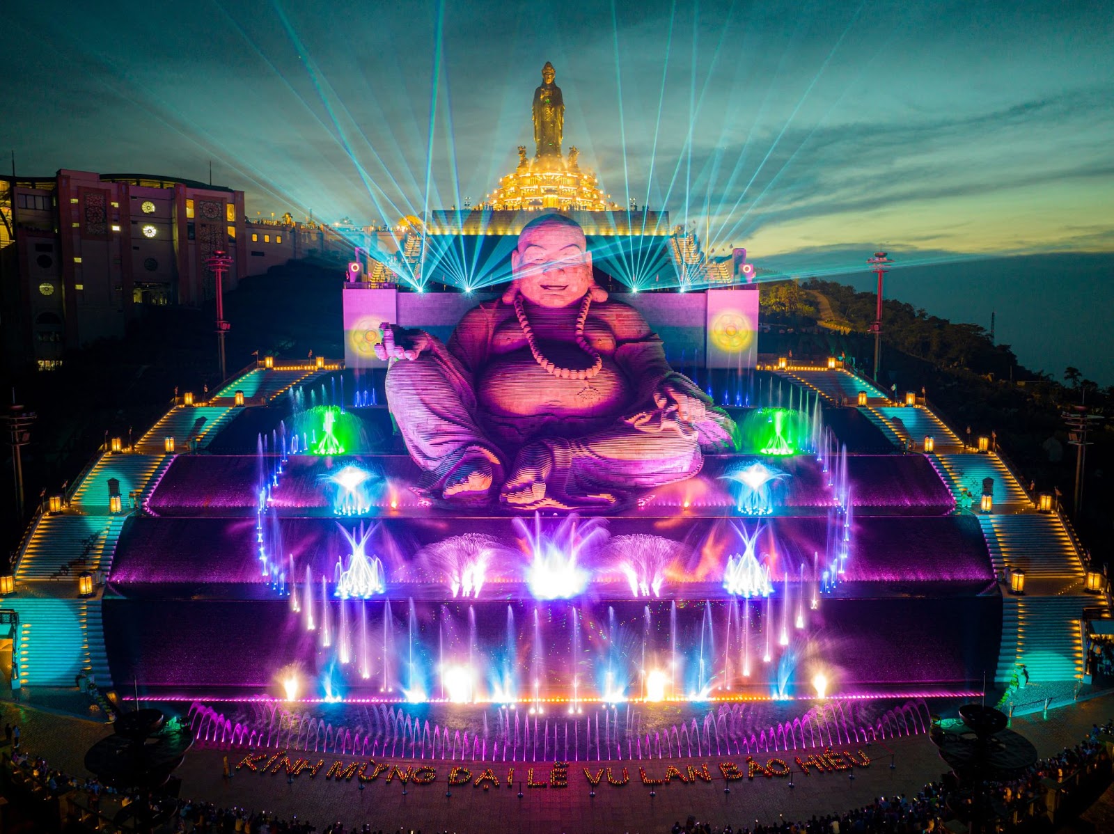 Show nhạc nước hoành tráng trên đỉnh núi Bà Đen.