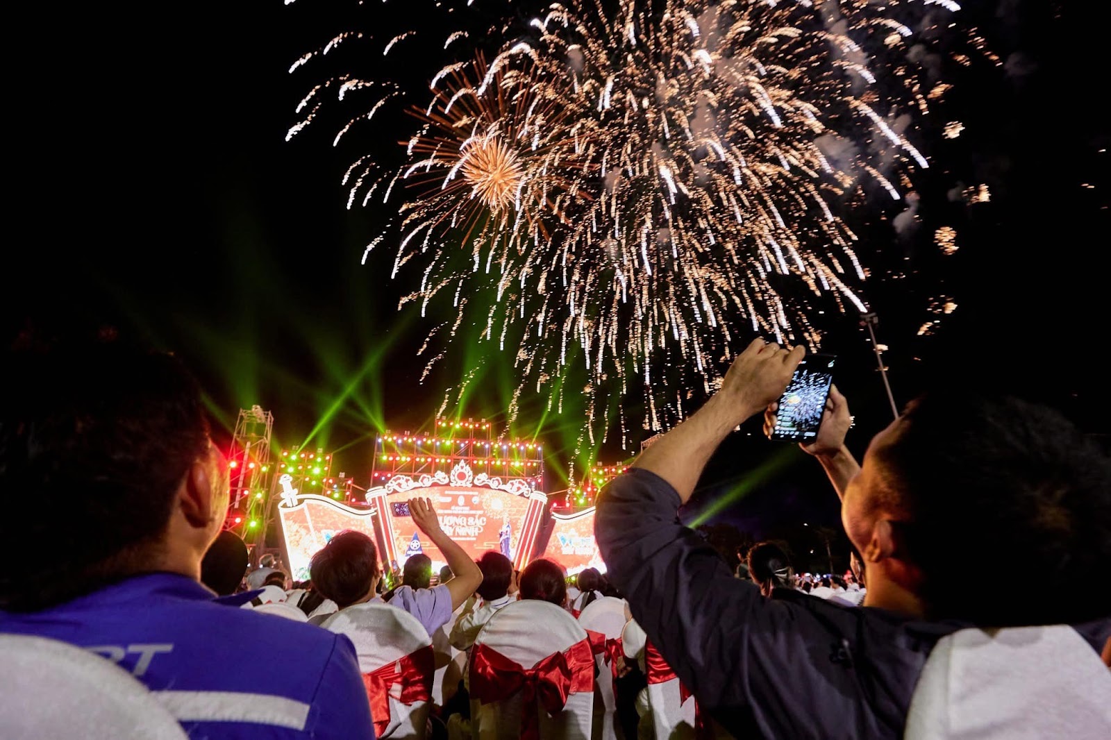 Người dân và du khách được chiêm ngưỡng màn hoa đón năm mới đầy mãn nhãn.