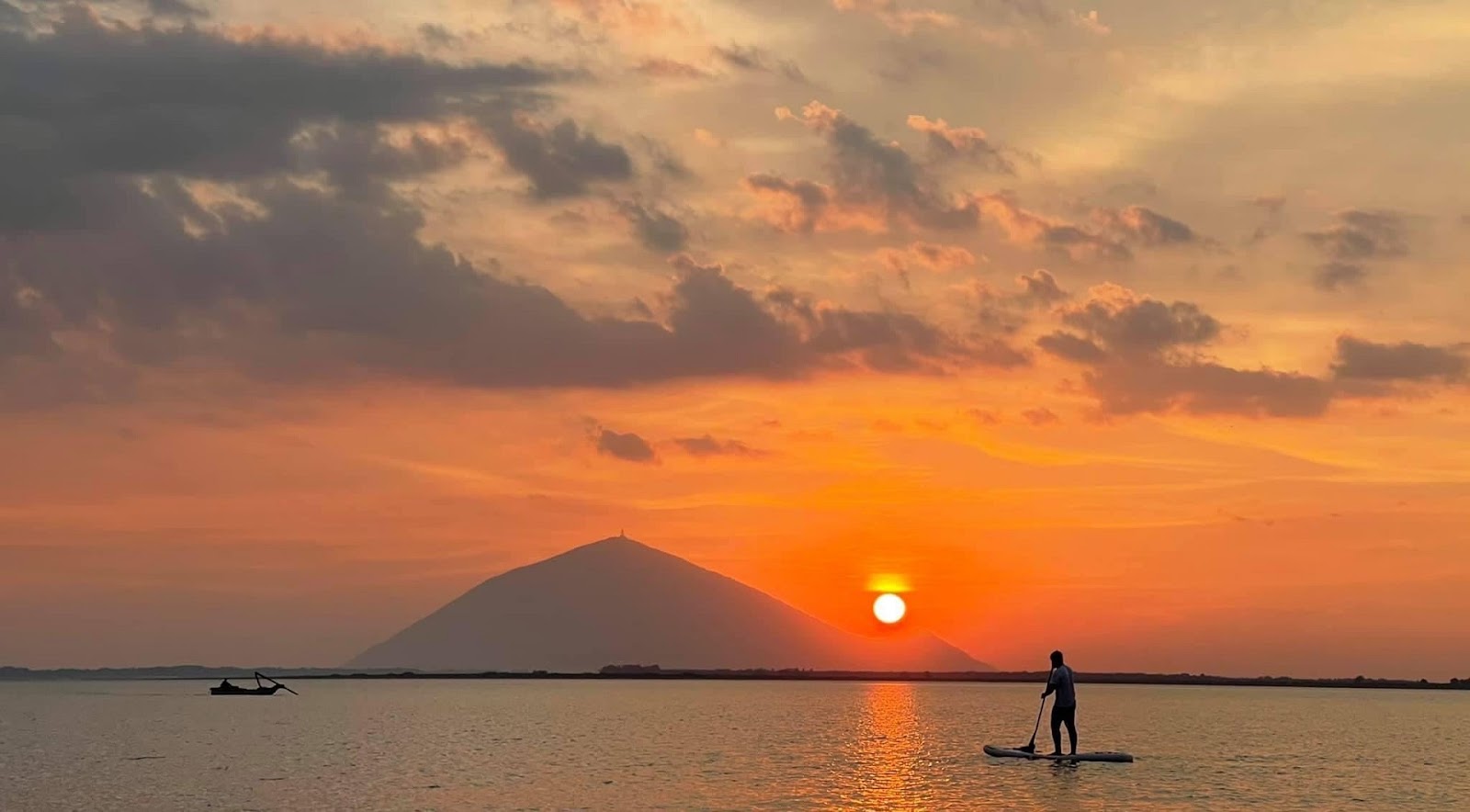 Tận hưởng vẻ đẹp bình yên nơi hồ Dầu Tiếng.