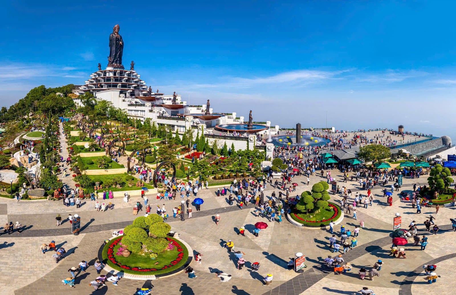 Tây Ninh thu hút đông đảo du khách vào dịp Tết Dương lịch.