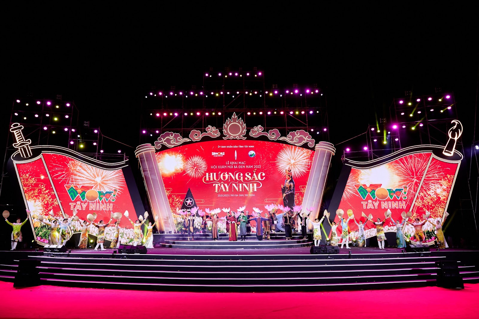 Chương trình chào đón năm mới được tổ chức hoành tráng tại núi Bà Đen.