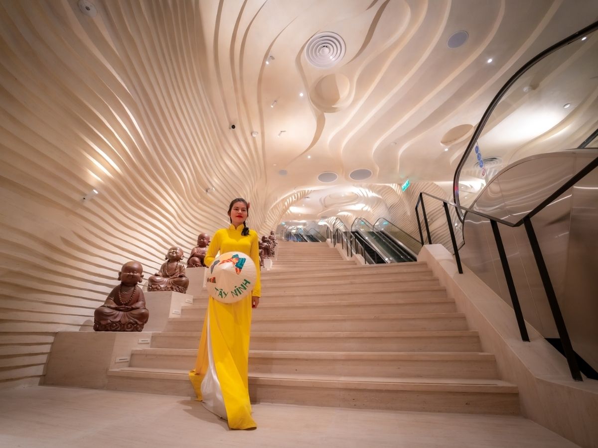 Khi chụp ảnh cùng tượng Phật hoặc tại khuôn viên chùa, nên giữ thái độ nghiêm túc không tạo dáng phản cảm.