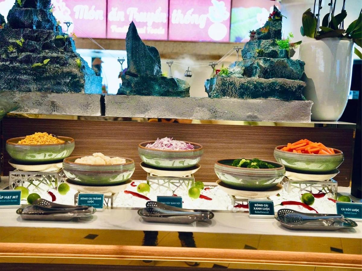 Du khách có thể đặt mâm cỗ chay chuẩn vị núi Bà Đen thông qua các nghệ nhân tại Sun World Ba Den Mountain.