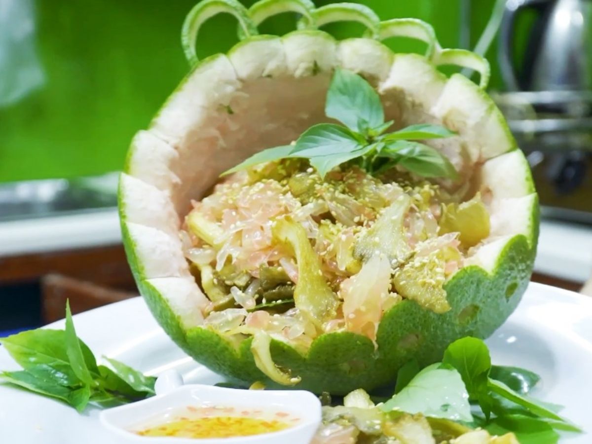 Món gỏi bưởi chay và nem chay vỏ bưởi đem lại cảm giác tươi mới là sự mở đầu trọn vẹn cho bữa tiệc.