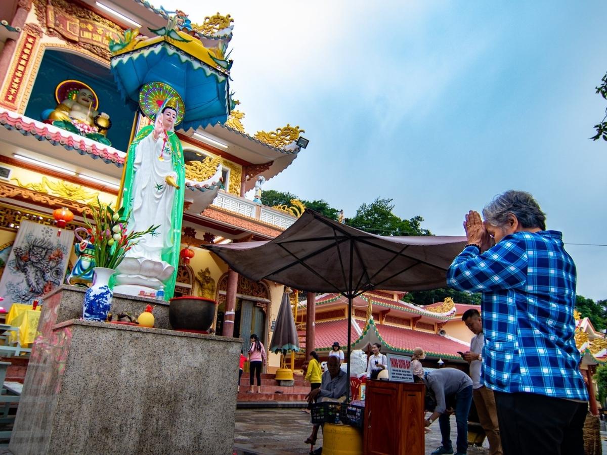 Kết hợp dự Lễ vía Đức Chí Tôn Tây Ninh với chuyến tham quan núi Bà Đen trong khu du lịch Sun World Ba Den Mountain.