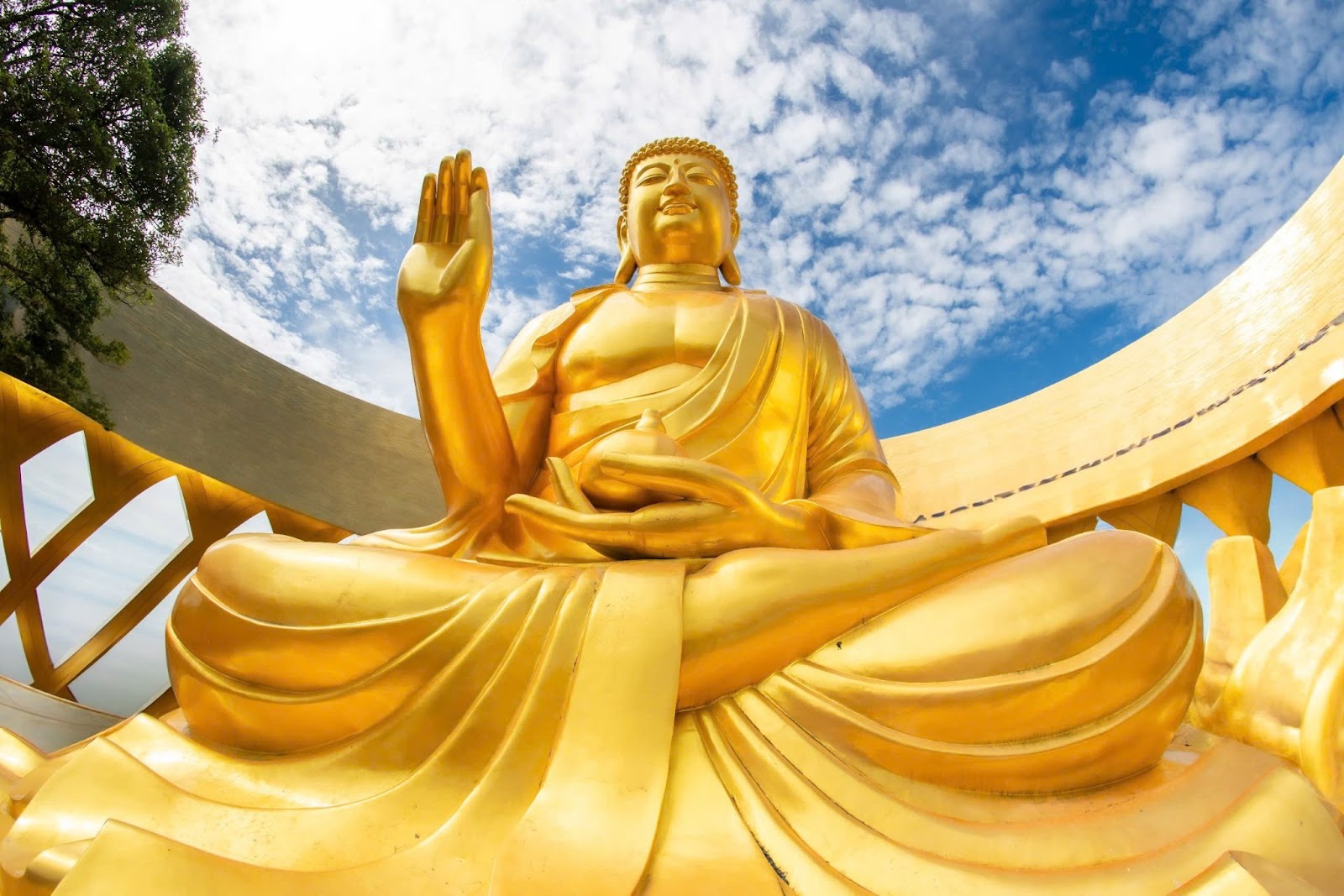 Tôn tượng Đức Phật Câu Na Hàm Mâu Ni trên đỉnh núi Bà Đen.