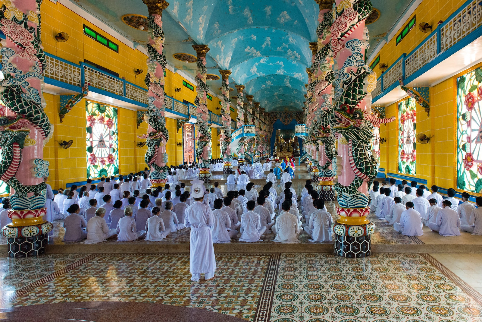 Followers attending a ceremony inside the dragon-pillared hall of the Holy See (Photo: Collected)