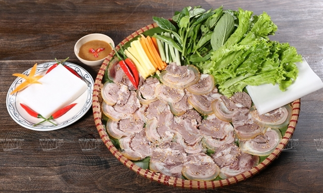 Tay Ninh beef (Bo To) served with fresh herbs and vegetables (Photo: Collected)