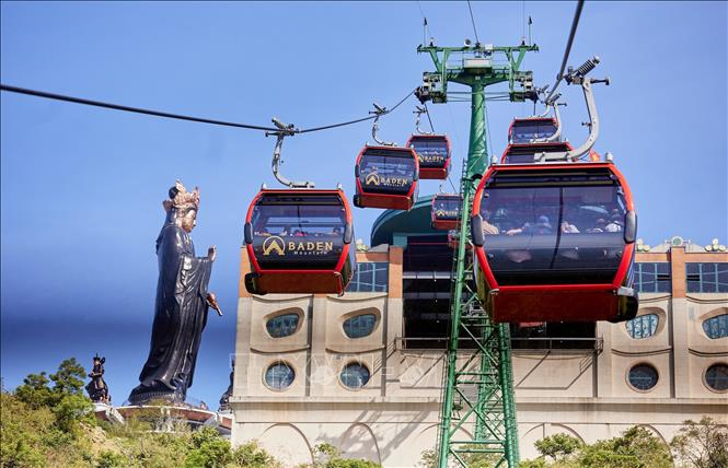 Sun World Ba Den Mountain cable car glides over the forest canopy towards the mountain summit (Photo: Collected)