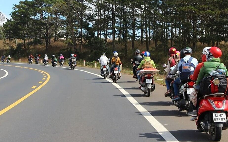 Traveling to Tay Ninh by motorbike is an awesome experience for backpackers (Photo: Collected)