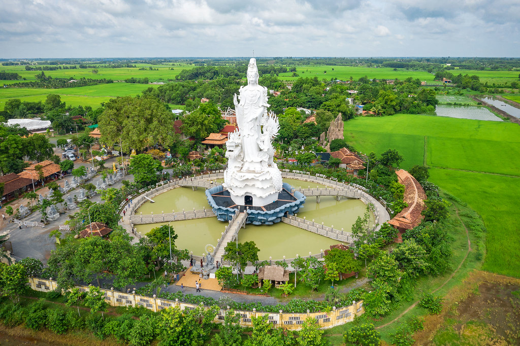 The stunning white Guanyin statue at Go Ken Pagoda (Photo: Collected)