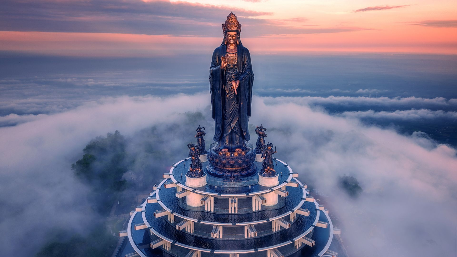 A close-up view of the “Tay Bo Da Son” Bodhisattva statue rising above the sea of clouds (Photo: Collected)