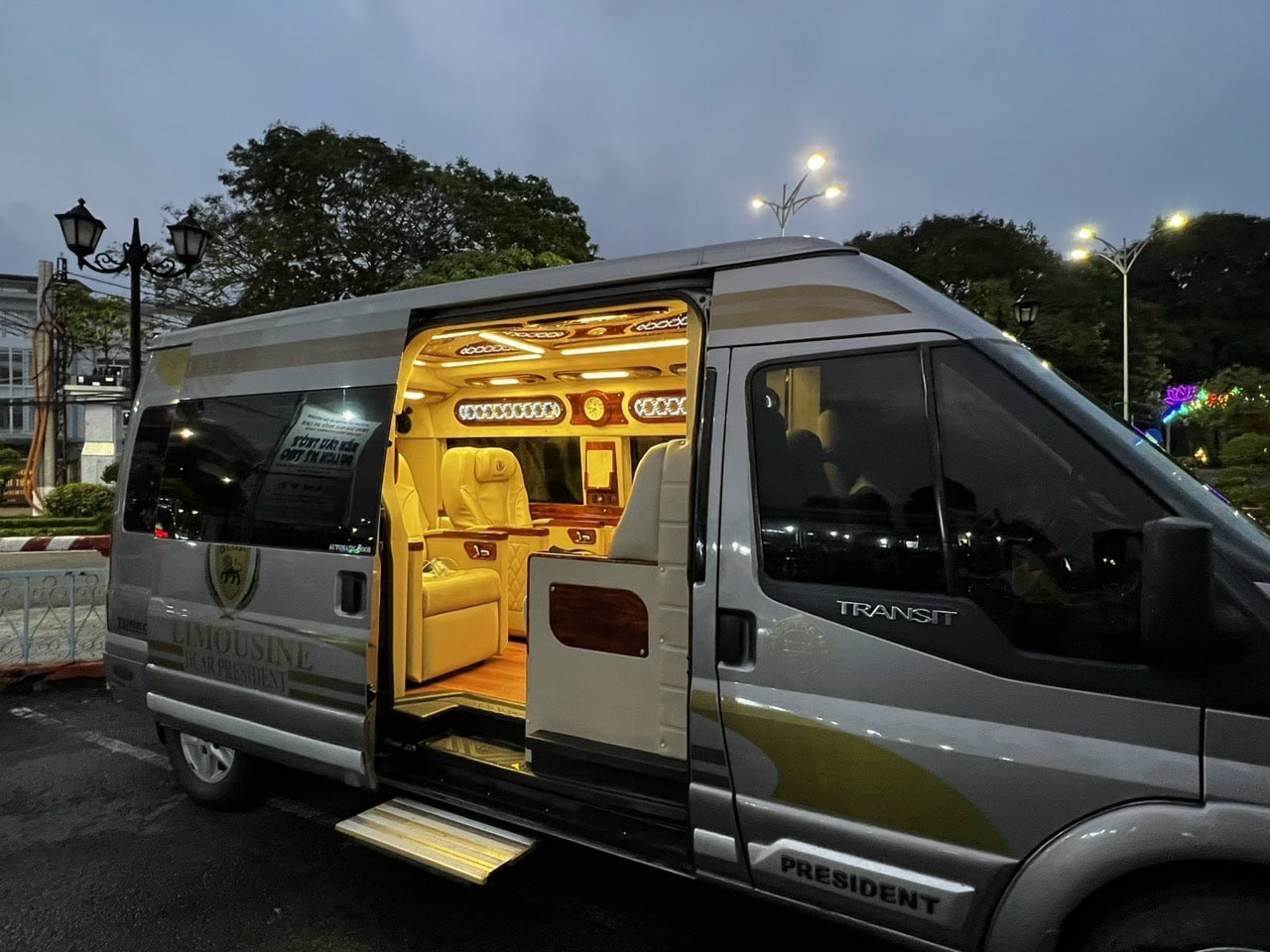 Du khách có thể trải nghiệm xe khách cho chuyến đi.