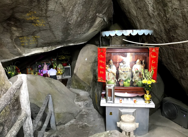 Bên trong hang đá là bộ ba Phúc-Lộc-Thọ.
